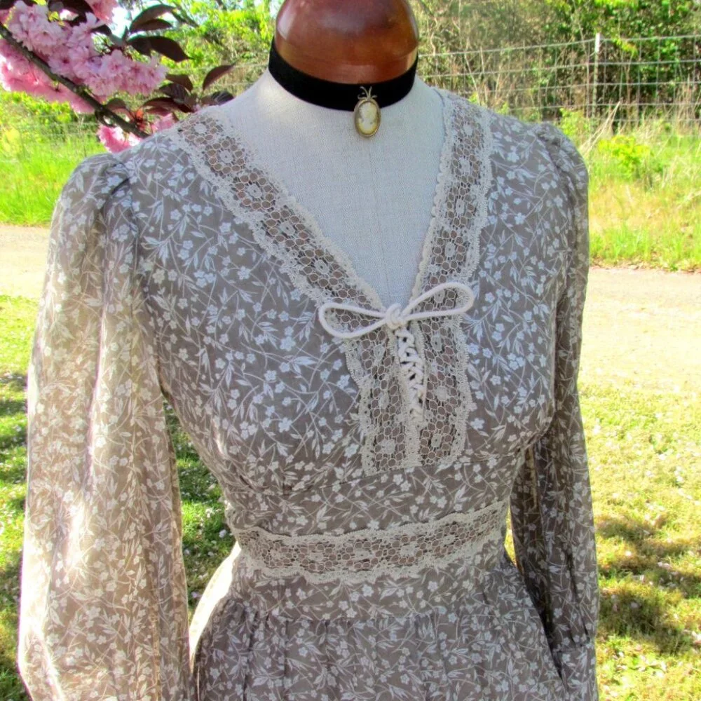 VICTORIAN COSTUME GOWN, S, WIDE SKIRT, FLORAL PRINT w LACE - VINTAGE ORIGINAL - Picture 9 of 9